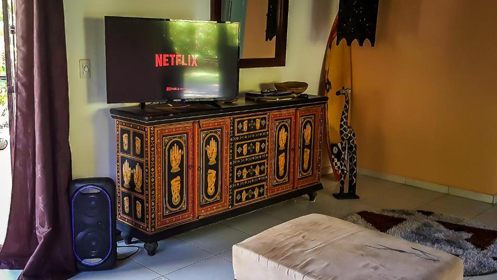 TV a/nebo společenská místnost v ubytování Villa Strelitzia Cabarete