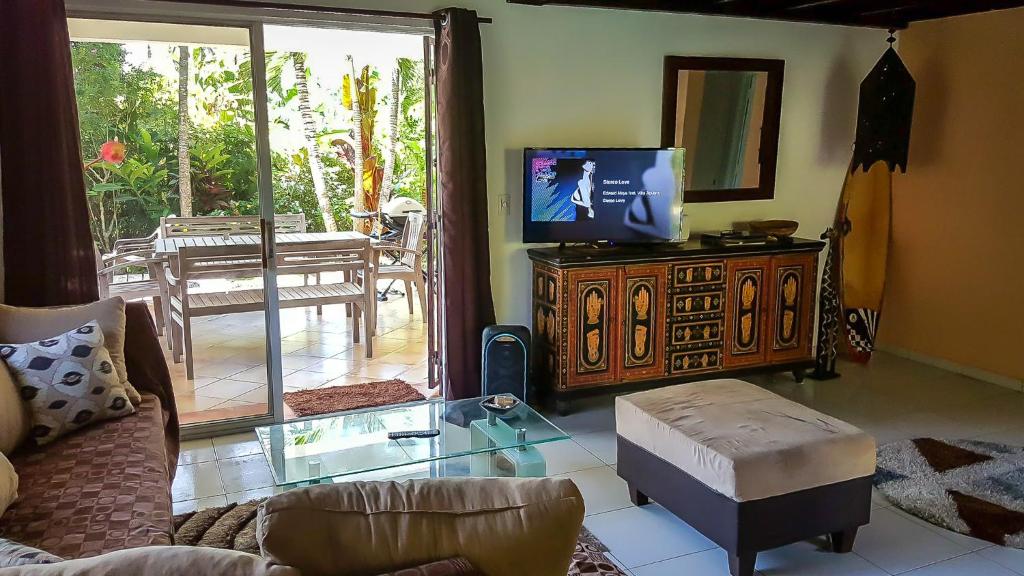 TV a/nebo společenská místnost v ubytování Villa Strelitzia Cabarete