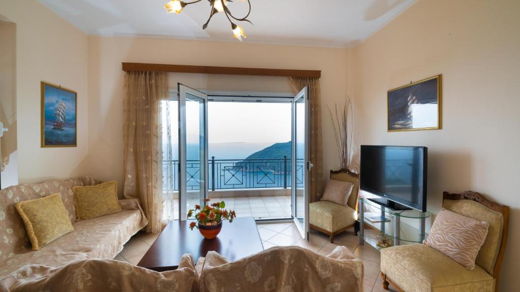 TV a/nebo společenská místnost v ubytování Ionian View Apartments - Parga Panoramic Seaview Gems