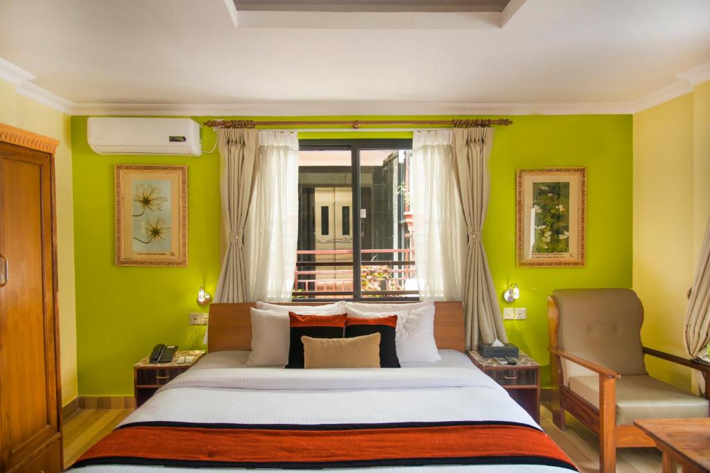 Rúm í herbergi á Hotel Raniban Arcade