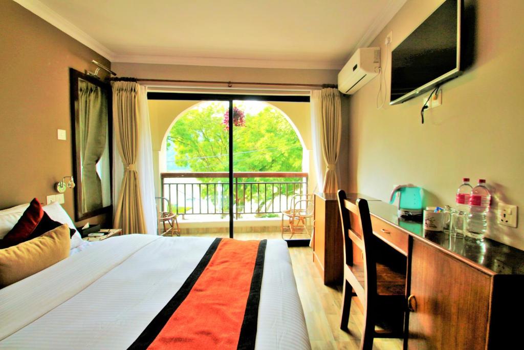 Rúm í herbergi á Hotel Raniban Arcade