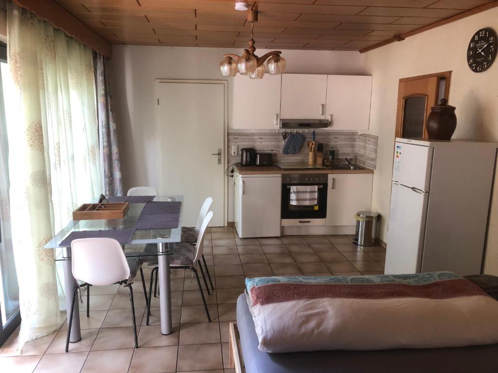 a kitchen and dining room with a table and chairs at Gartenappartment in Alzenau