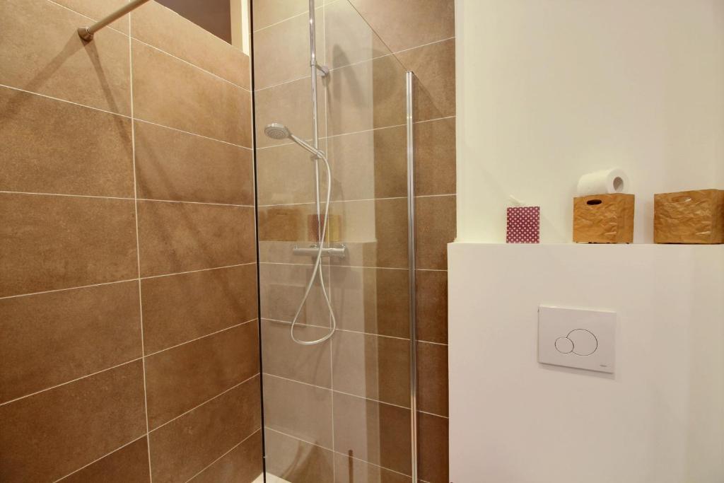 a bathroom with a shower with a glass door at Effets Personnels in Orange