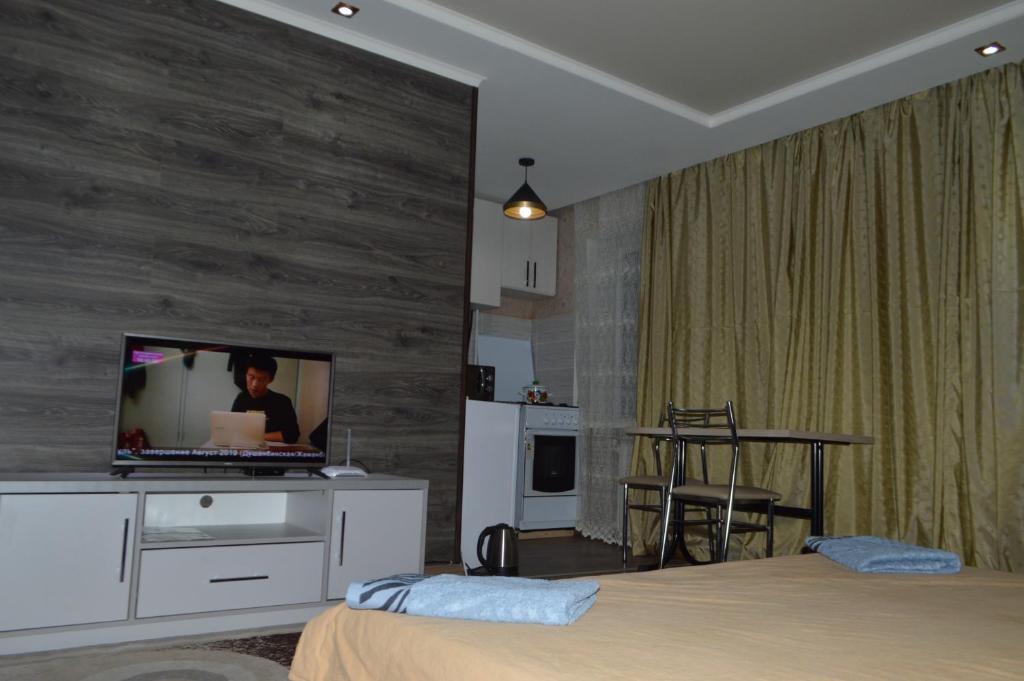 Телевизор и/или развлекательный центр в Lux apartment on Chuy avenu, 125