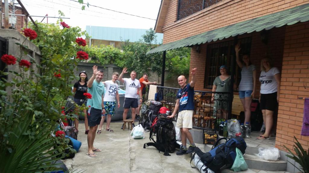 eine Gruppe von Menschen, die vor einem Haus stehen in der Unterkunft Villa in Tbilisi in Tbilisi City