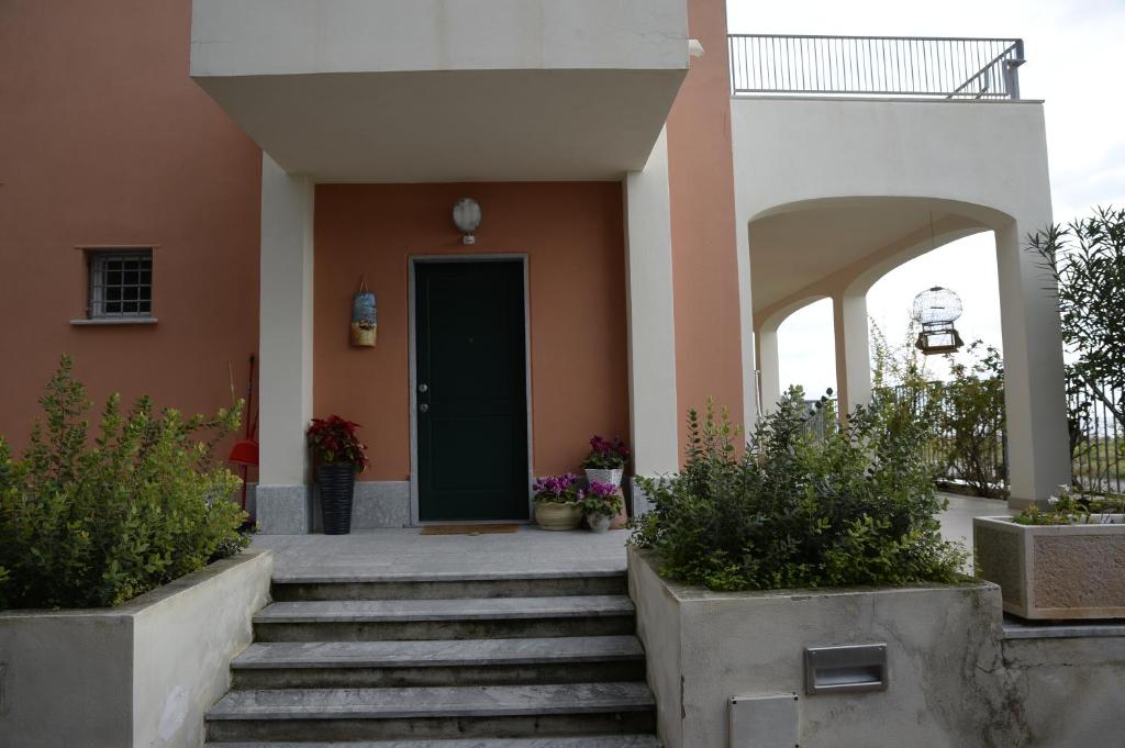 einen Eingang zu einem Haus mit grüner Tür in der Unterkunft Il Sestante B&B in Condofuri