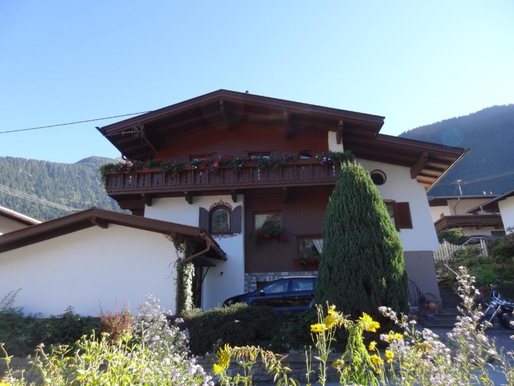 una casa con un balcón encima en Haus Niederegger, en Finkenberg