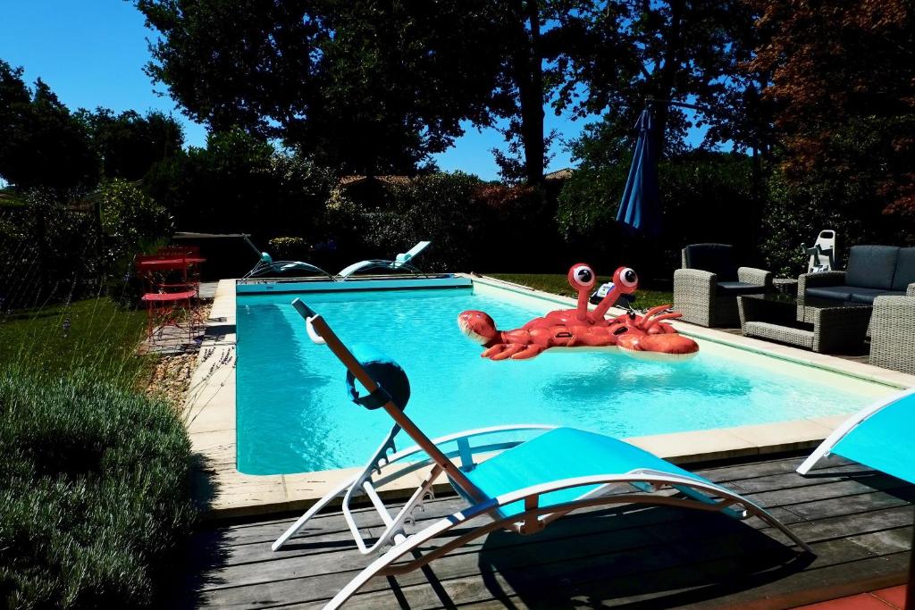 une piscine avec une pieuvre et un jouet dans l'établissement Villa avec piscine Andernos les Bains, à Andernos-les-Bains