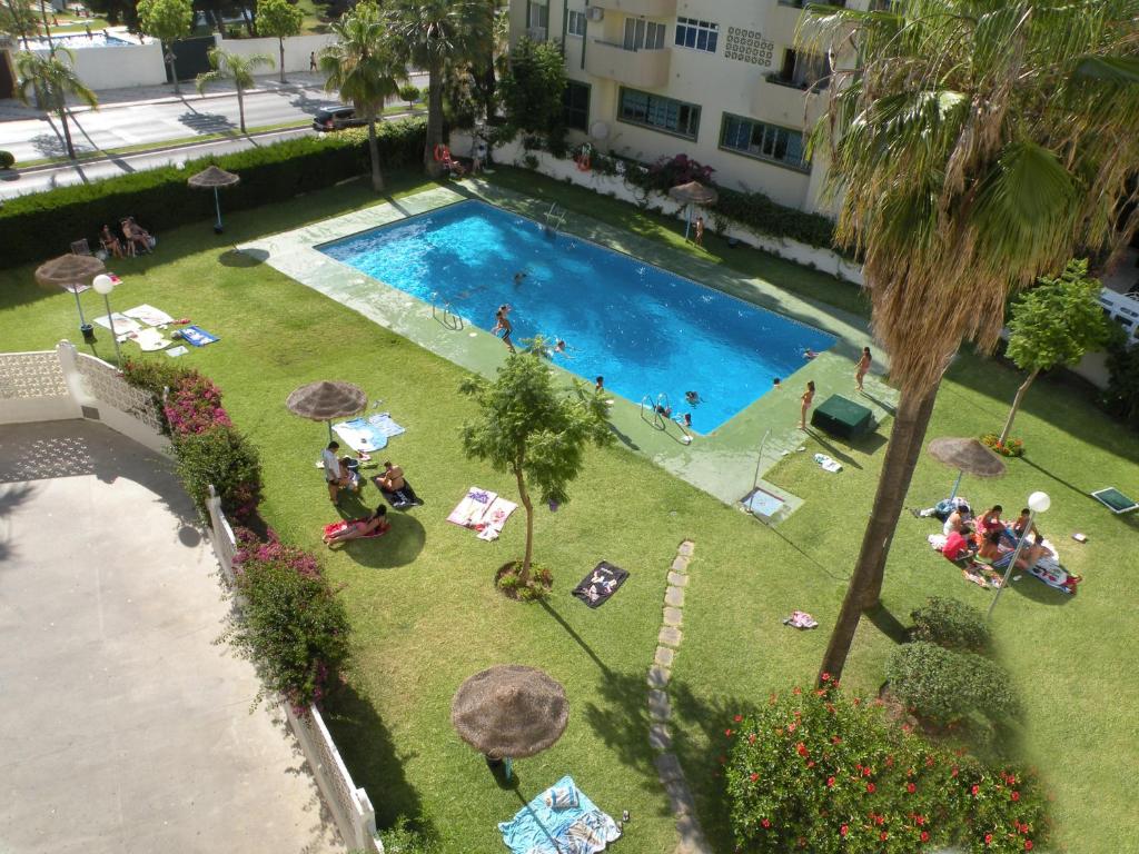 an overhead view of a swimming pool in a resort at Mirador de las Palmeras in Torremolinos