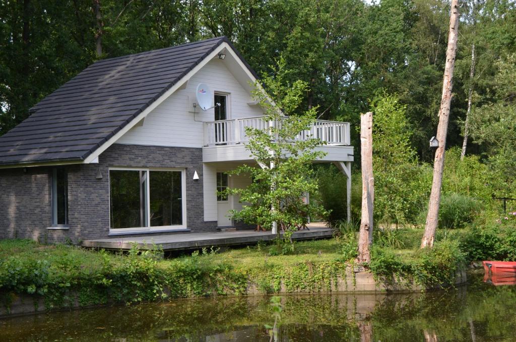 Das Gebäude in dem sich das Ferienhaus befindet