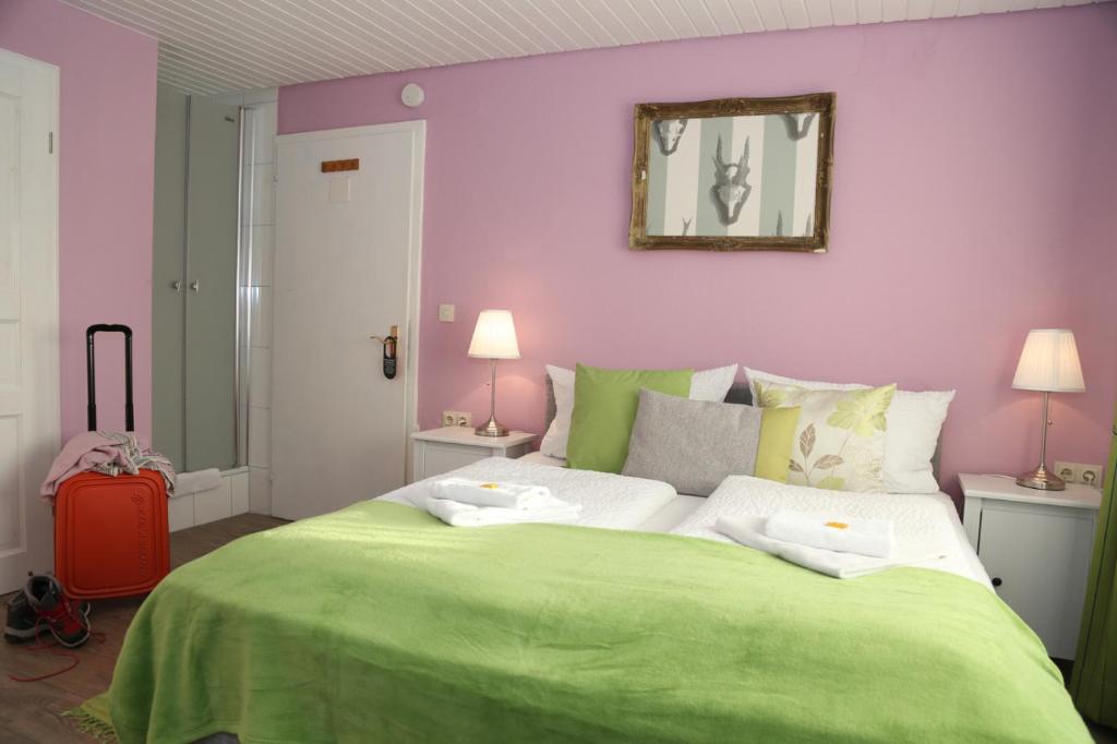 Postel nebo postele na pokoji v ubytování Hotel-Berggasthof Schwarzwaldperle