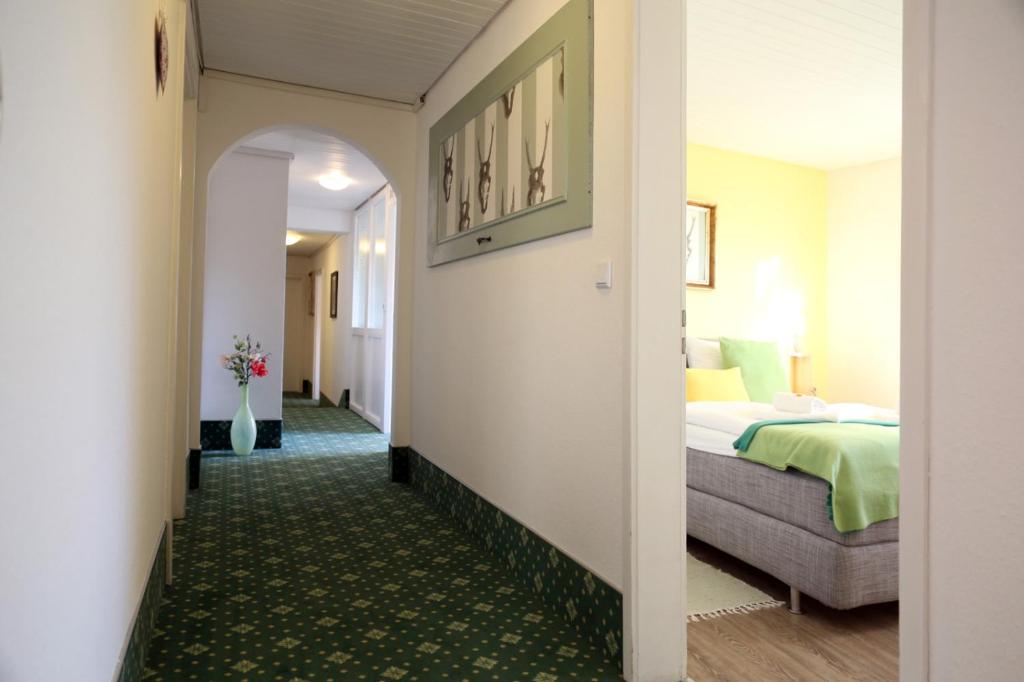 Postel nebo postele na pokoji v ubytování Hotel-Berggasthof Schwarzwaldperle