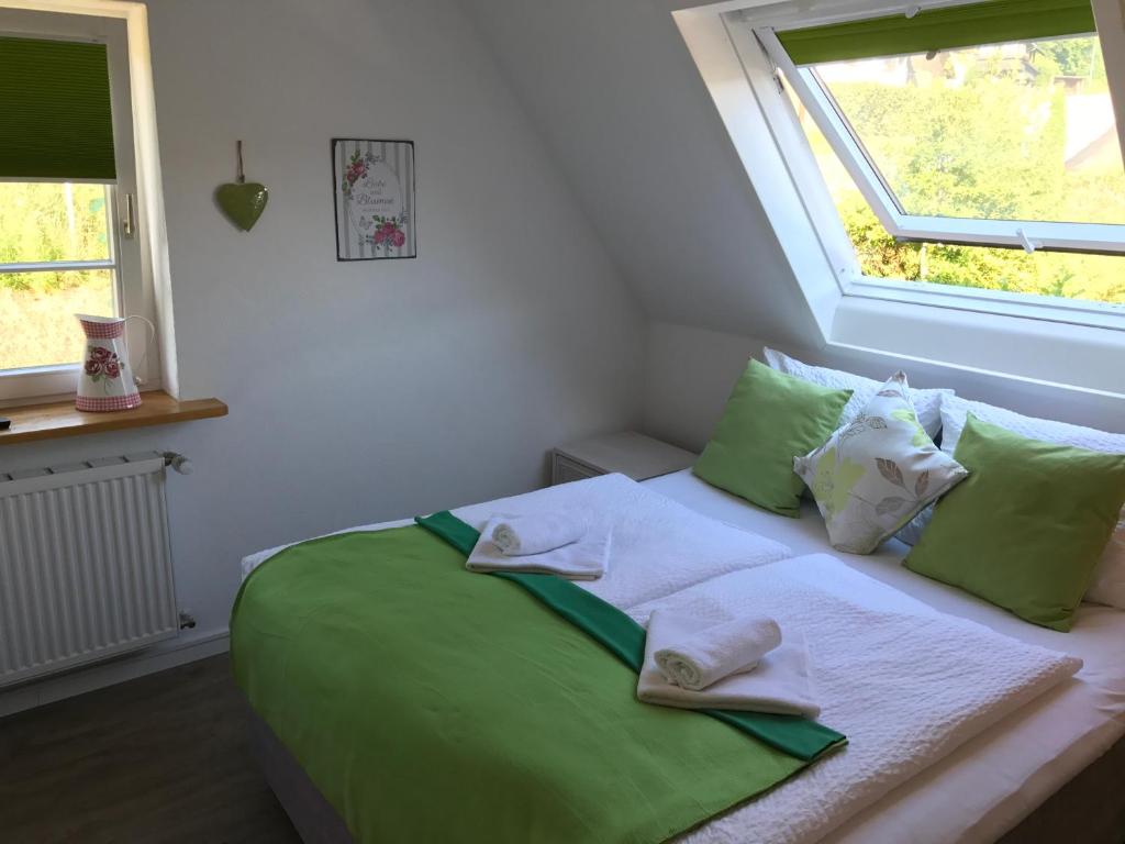 Postel nebo postele na pokoji v ubytování Hotel-Berggasthof Schwarzwaldperle