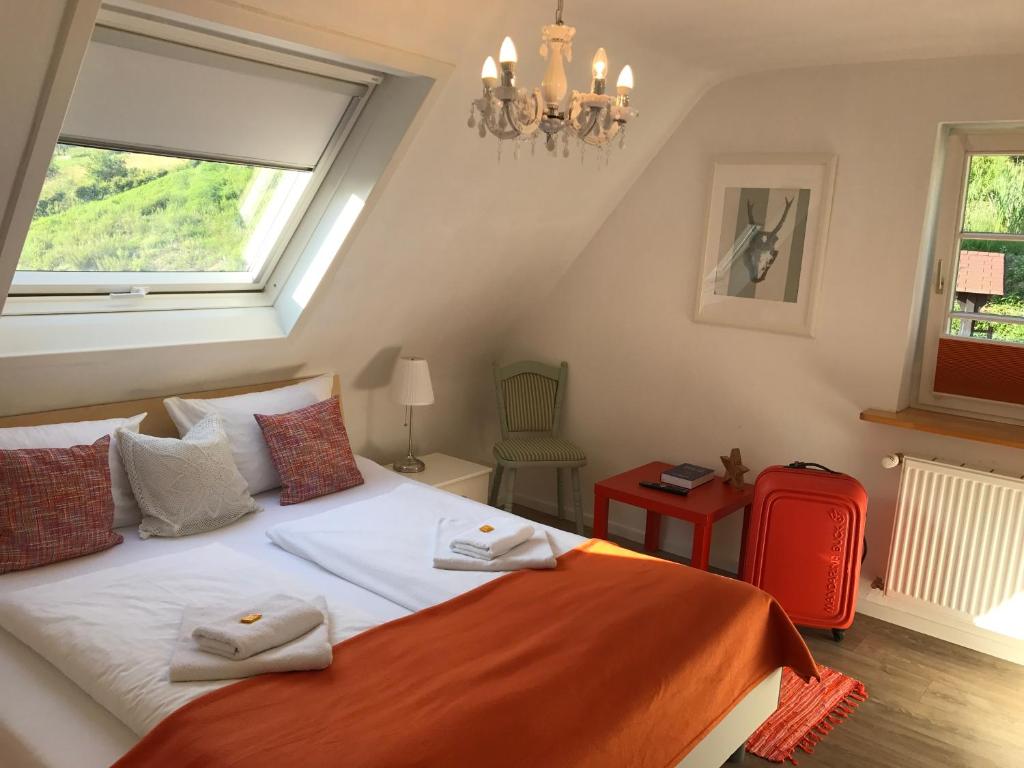 Postel nebo postele na pokoji v ubytování Hotel-Berggasthof Schwarzwaldperle