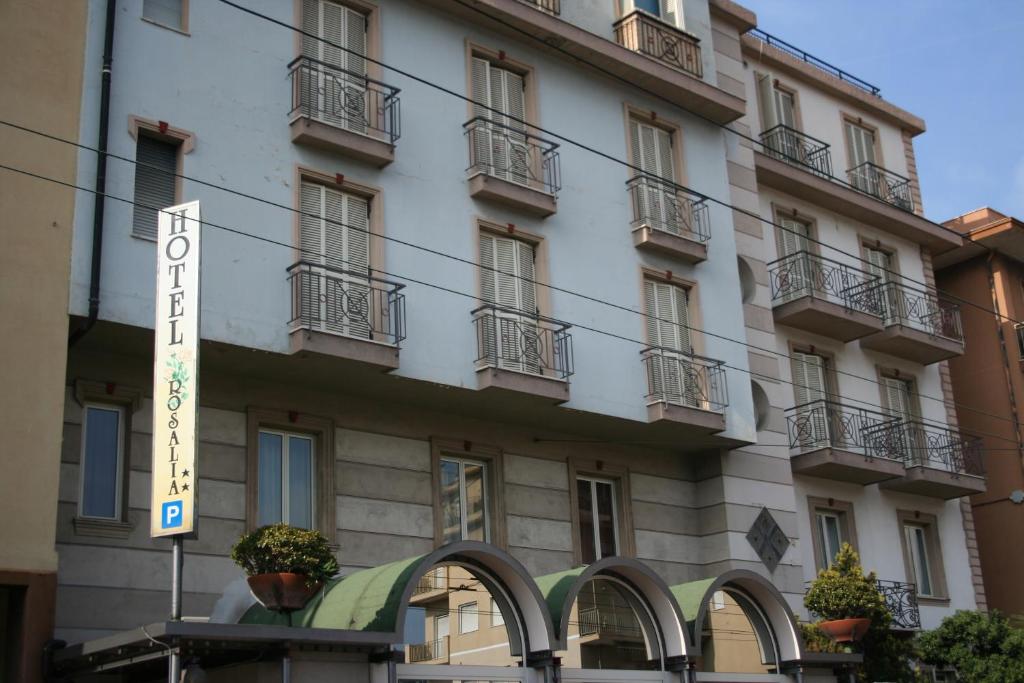 un edificio con una señal delante de él en Hotel Rosalia en Bordighera