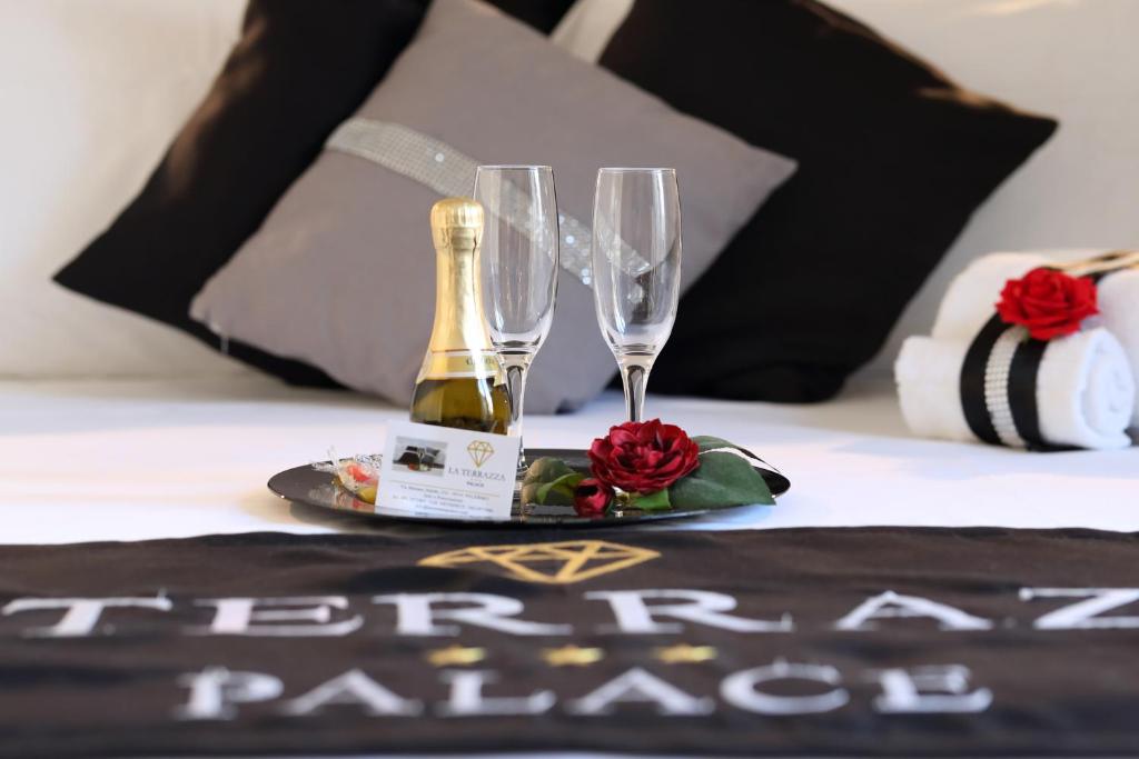 - deux verres à vin et une bouteille de champagne sur une table dans l'établissement La Terrazza Palace B&B, à Palerme