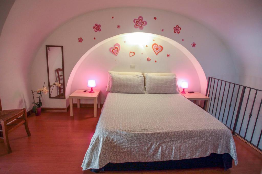1 dormitorio con 1 cama y 2 mesas con lámparas en La nuova locandiera, en Catania