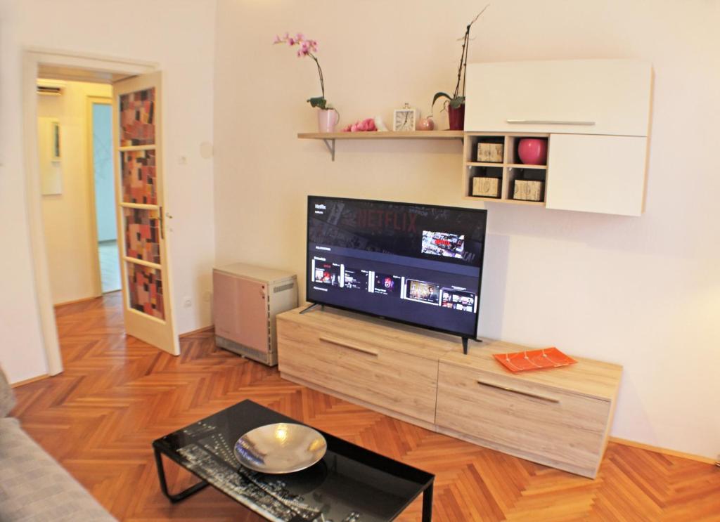 Televízia a/alebo spoločenská miestnosť v ubytovaní Orchidea Apartment Split in the Centre