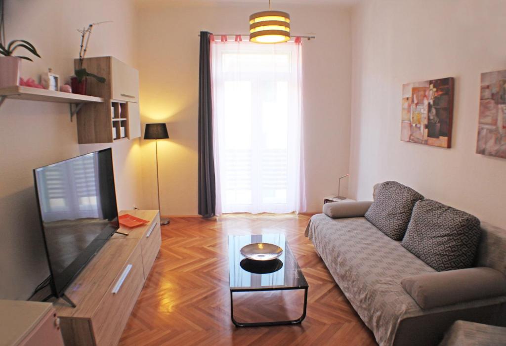 Televízia a/alebo spoločenská miestnosť v ubytovaní Orchidea Apartment Split in the Centre