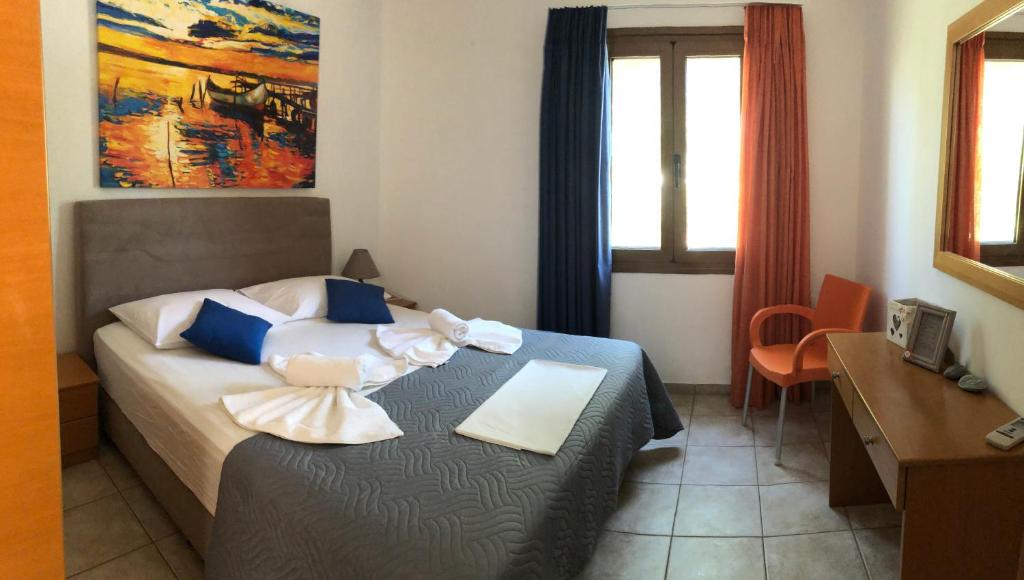 Posteľ alebo postele v izbe v ubytovaní Vrisi Apartments & Villa