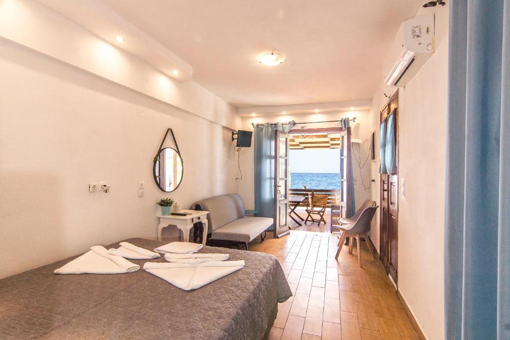 Habitación de hotel con cama y vistas al océano en Nisyros White Wave, en Mandrákion