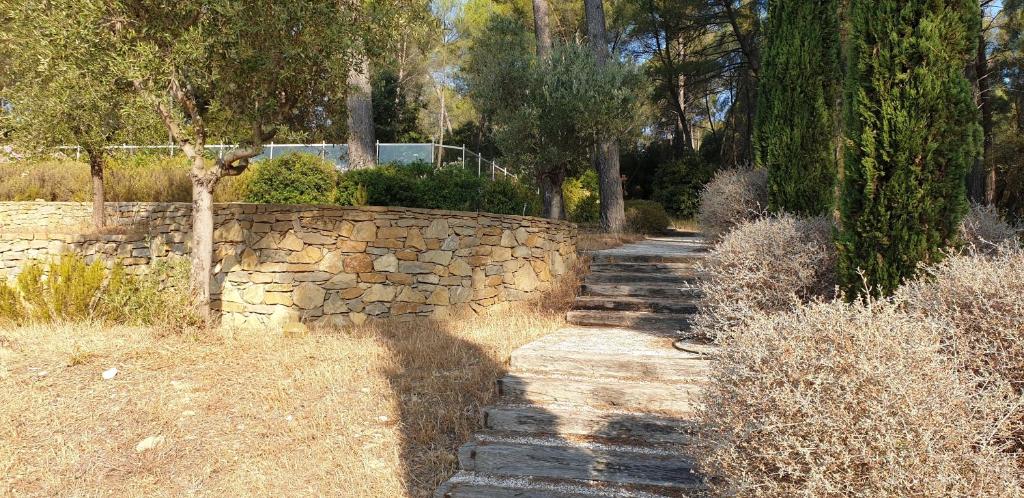 een stenen muur en trap in een tuin bij La Teze in Le Castellet