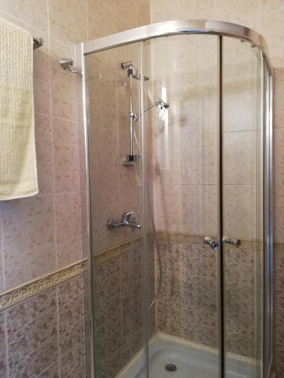 a shower with a glass door in a bathroom at DEA Pasavan Apartments in Ravda