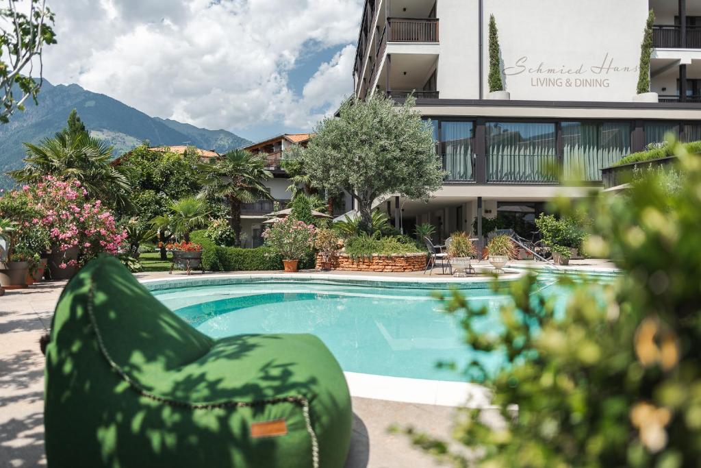 una piscina di fronte a un edificio di Hotel - Appartements Schmied Hans a Scena