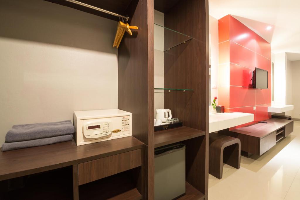 Postel nebo postele na pokoji v ubytování Alfresco Phuket Hotel