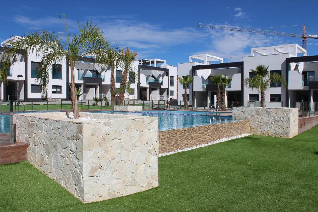 ośrodek wypoczynkowy z basenem i niektórymi budynkami w obiekcie PENTHOUSE OASIS BEACH w mieście Playas de Orihuela