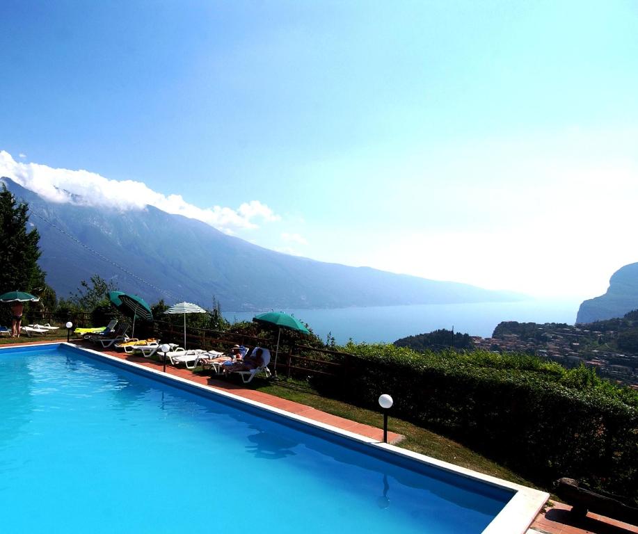 einen Pool mit Bergblick in der Unterkunft Park Hotel Faver in Tremosine sul Garda