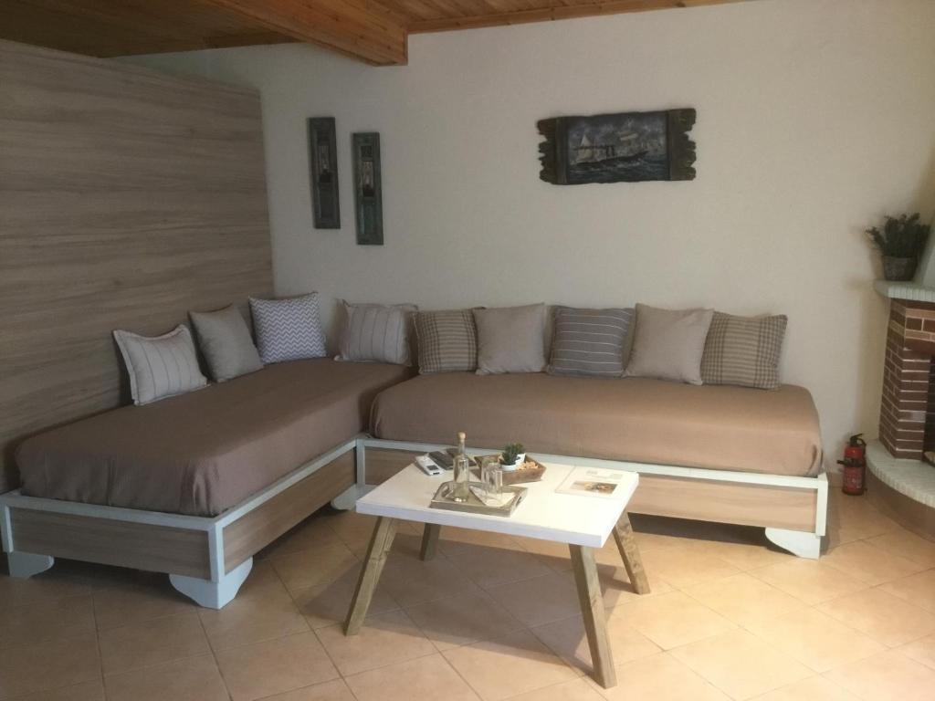 A seating area at SUNNY STUDIO