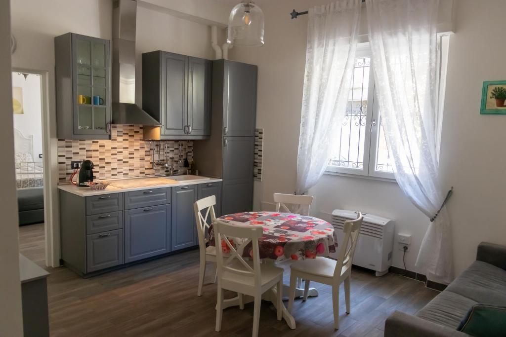 cocina con mesa y sillas en Lorenzo Apartment en Florencia