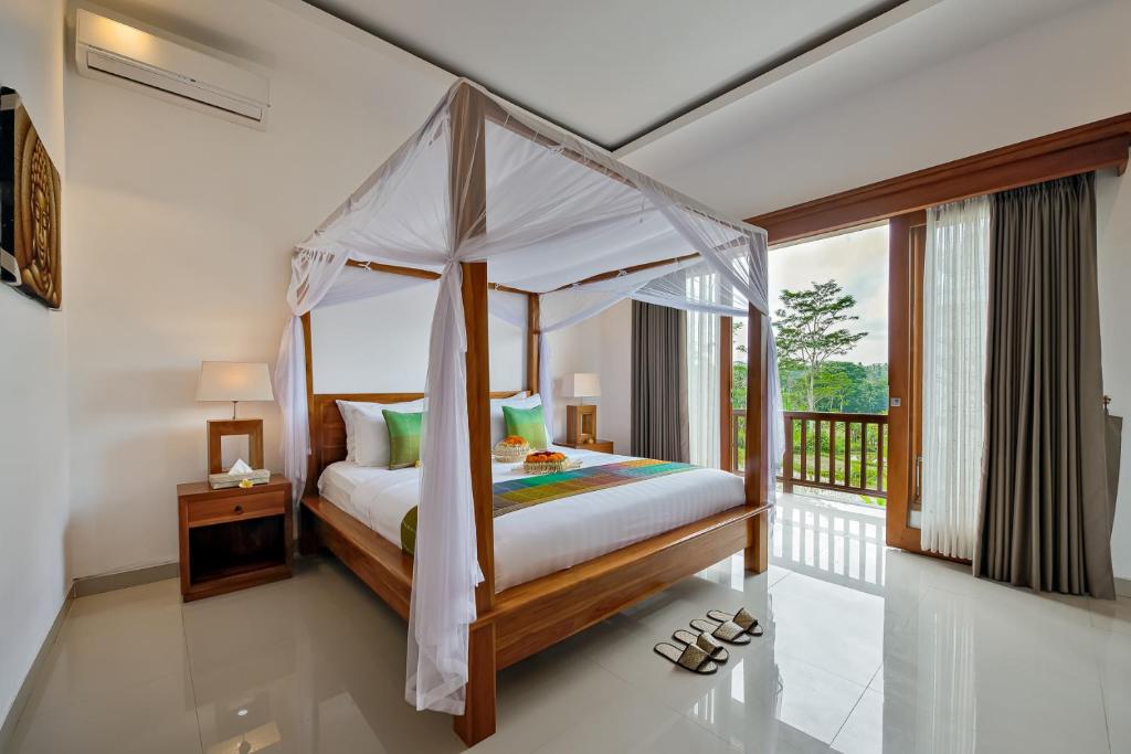 Postel nebo postele na pokoji v ubytování Cenik Villa Ubud