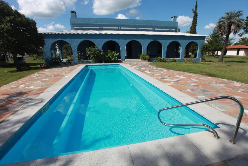 una piscina con un edificio de fondo en Estancia Termal San Nicanor, en Termas de San Nicanor