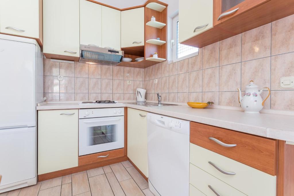 Kuchyň nebo kuchyňský kout v ubytování Apartments Sanja