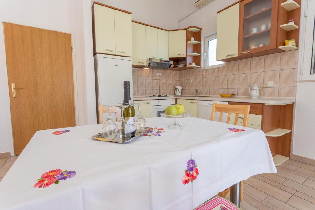 Kuchyň nebo kuchyňský kout v ubytování Apartments Sanja