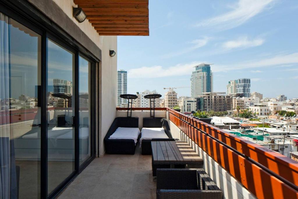 uma varanda com bancos e vista para a cidade em Luxury Duplex, sea view 2min to beach parking em Tel Aviv