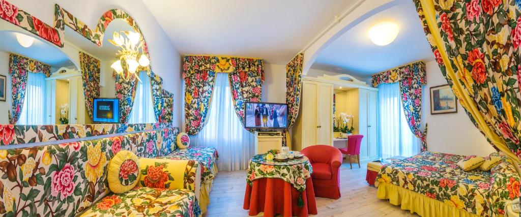 A television and/or entertainment centre at Hotel Panoramic