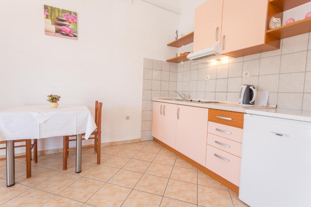 Kuchyň nebo kuchyňský kout v ubytování Apartments Sanja