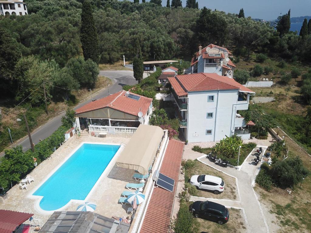 una vista aérea de una casa con piscina en Andromaches Holiday Apartments en Achílleion