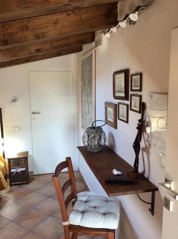- une salle à manger avec une table et des chaises en bois dans l'établissement B&B Gente di Mare, à Taormine