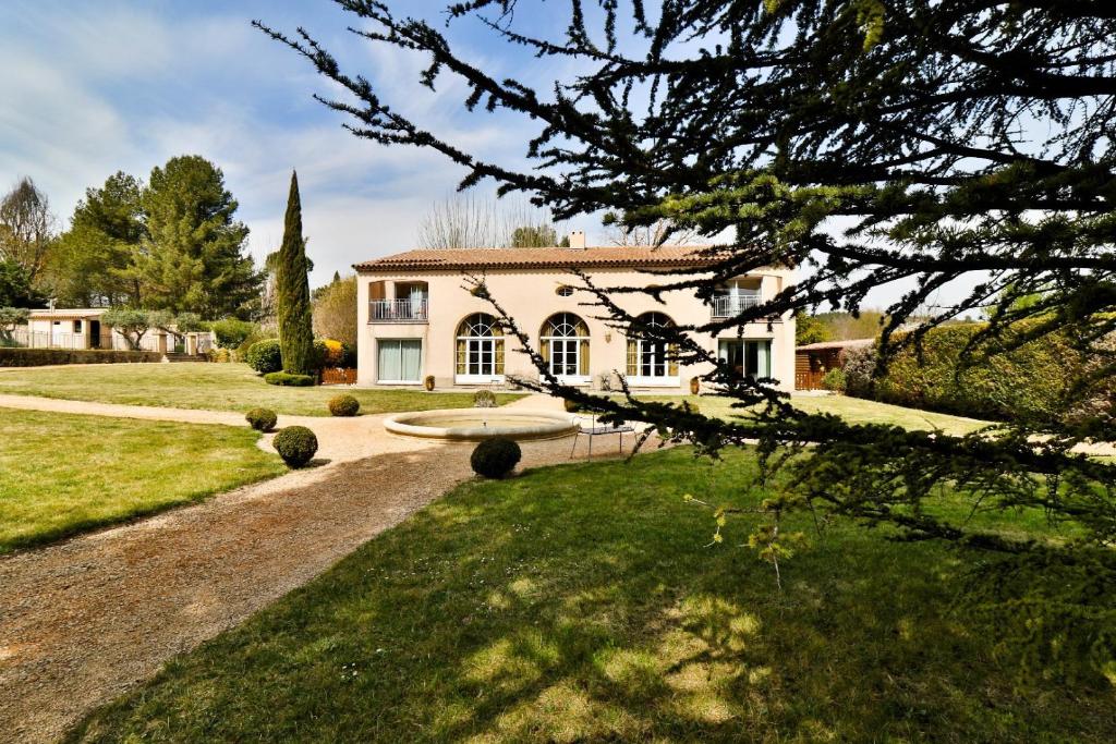 une maison avec un jardin et une allée dans l'établissement La Milane, à Cabriès