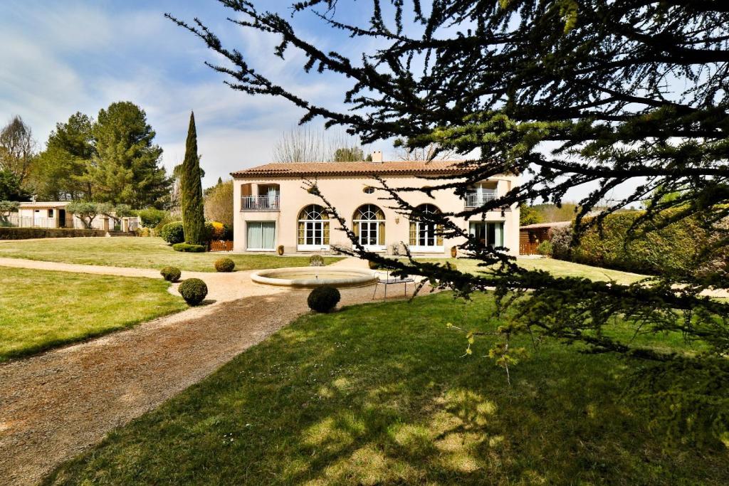 a house with a garden and a driveway at La Milane in Cabriès