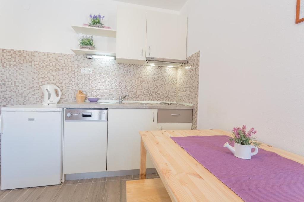 Kuchyň nebo kuchyňský kout v ubytování Apartments Sanja