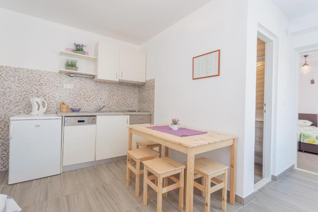 Kuchyň nebo kuchyňský kout v ubytování Apartments Sanja
