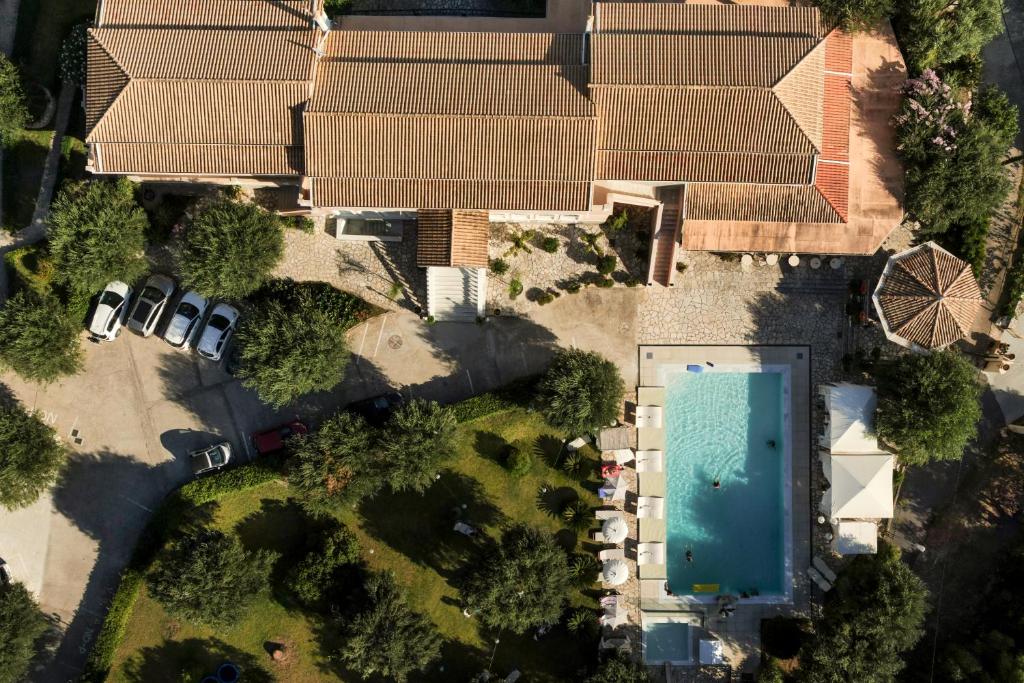 Bazén v ubytování Nefeli Hotel nebo v jeho okolí
