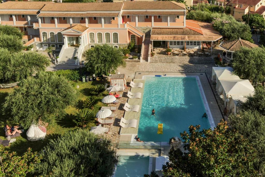 Bazén v ubytování Nefeli Hotel nebo v jeho okolí