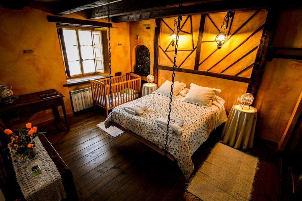 a bedroom with a swing bed in a room at La Mora Cantana in Castrojeriz