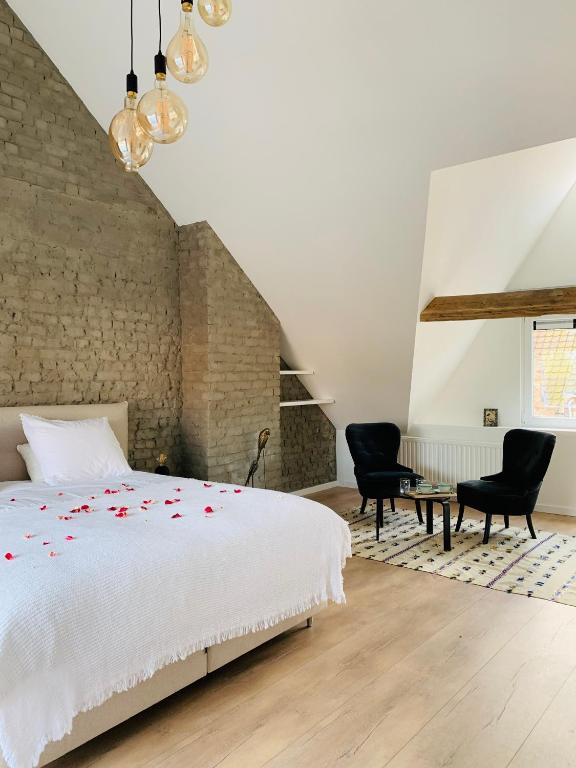 a bedroom with a bed with roses on it at Zitoun in Nieuwpoort